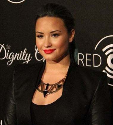Demi Lovato: A cantora enfrentou uma jornada difícil, marcada por desafios emocionais e físicos, até mesmo tendo passado por distúrbios alimentares e automutilação.