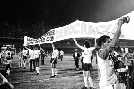 Jogadores do Corinthians em manifesto no gramado