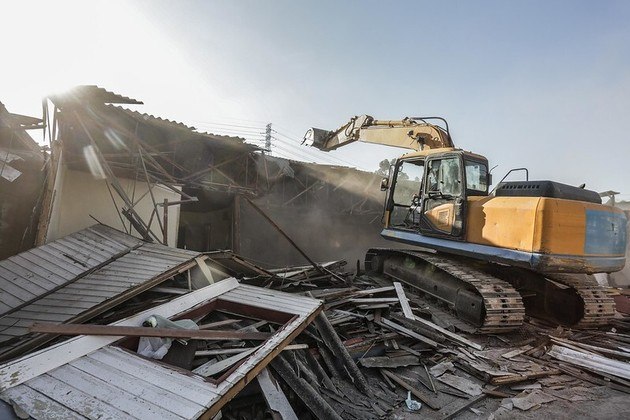 Administradores locais derrubaram por engano a casa dele e ainda cobraram os custos altíssimos da demolição — se ele não pagar, pode perder o terreno baldio onde ficava a antiga residênciaSAIBA MAIS