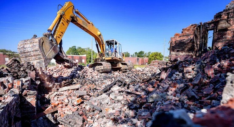 Casa foi demolida por engano e ainda rendeu dívida gigante para o ex-dono