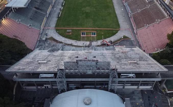 A demolição do tobogã virou polêmica após a concessão do estádio à iniciativa privada. A associação de moradores Viva Pacaembu judicializou o caso para impedir a demolição do setor. No entanto, como a arquibancada não faz parte da estrutura original do estádio e não integra o patrimônio histórico, a Justiça negou o pedido