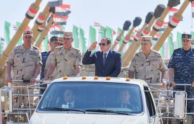 A parada militar contou com a presença do presidente do Egito, Abdel Fattah al-Sisi, que passou em revista as tropas