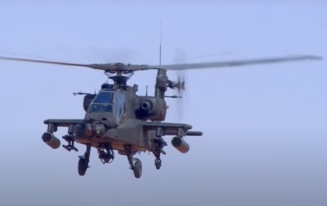 Helicóptero AH-64 Apache, também de fabricação americana