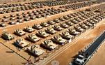 Centenas de tanques de guerra foram alocados no deserto para o evento