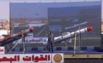 Caminhões com mísseis balísticos, mísseis antitanque, mísseis superfície-superfície e mísseis de defesa aérea participaram da parada militar