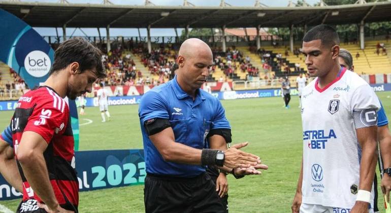 Dener e Rodrigo Caio, capitães de Resende e Flamengo antes de partida pelo Campeonato Carioca