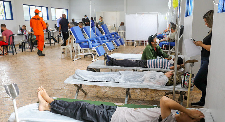 Governo do Distrito Federal montou tendas de hidratação para pacientes infectados com dengue
