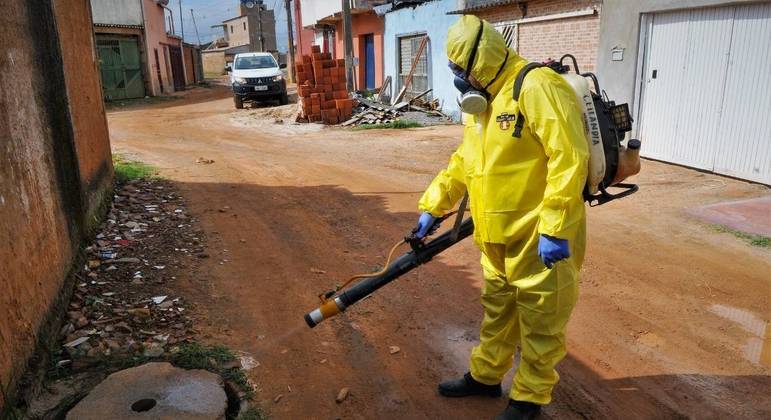 Aplicação de adulticida para eliminar o mosquito após confirmação de dengue na região