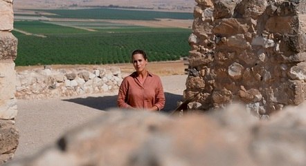 A repórter Denise Odorissi no documentário “Nações em Conflito: Israel e os Povos Vizinhos no Tempo dos Reis”