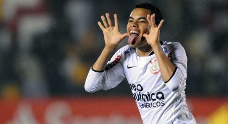 Dentinho tinha certeza de que jogaria no Corinthians em 2022. Magoado, foi para o Ceará
