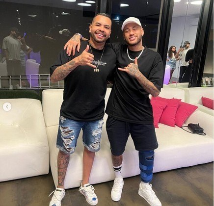No último sábado (22), o astro brasileiro, usando uma proteção na perna direita, posou ao lado de Dentinho, jogador revelado pelo Corinthians. Dentinho agradeceu Neymar pelo carinho com os filhos dele, que também tietaram o jogador