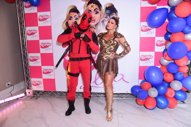 Por baixo da máscara de Deadpool está um nome bastante conhecido do público: o jogador de futebol Dentinho. Ele foi acompanhado da mulher, a influenciadora Dani Souza, que se inspirou em uma guerreira para curtir a festa