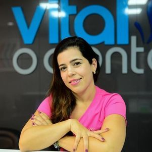Dra. Nathalia Ginez aconselha o uso de fita dental sem deixar o fio de lado.