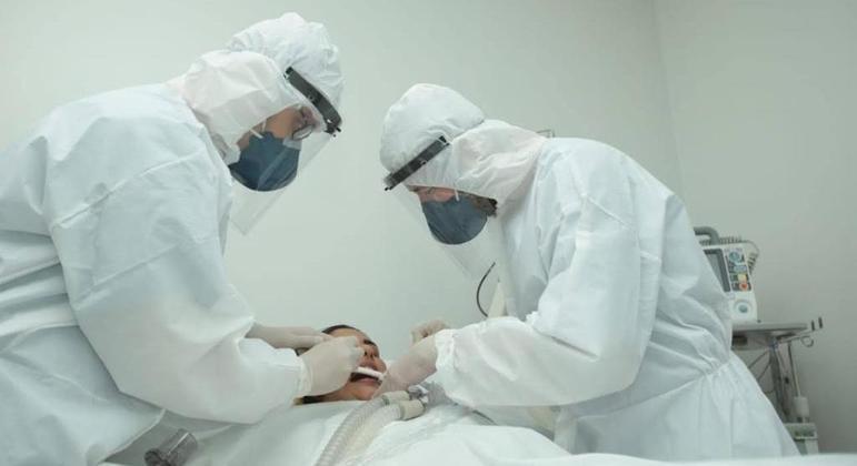 Alex Alves da Costa de Andrade e Tiago Dias, cirurgiões-dentistas do HCamp de Goiânia