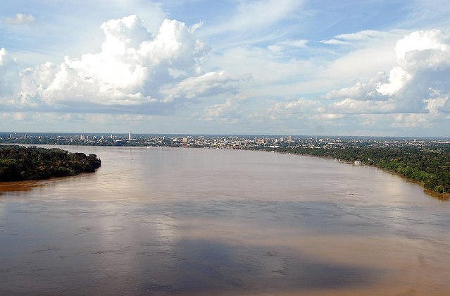 Dentre os estados, Rondônia é o que tem menor percentual de moradores oriundos do próprio local: 56% . População total: 1,8 milhão. Nascida no estado: 1 milhão