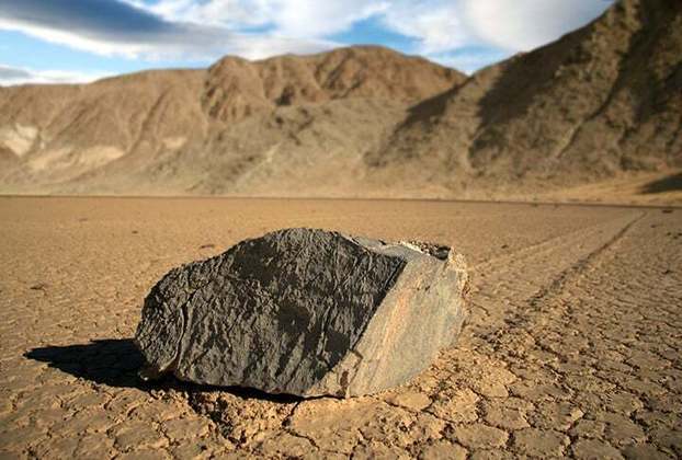  Dentro do Vale da Morte, nos Estados Unidos, estão as rochas de Racetrack Playa. Essas rochas deixam rastros no solo sem qualquer indício de que tenham sido arrastadas, algumas chegam a pesar 300 quilos. Não há qualquer tipo de filmagem desse fenômeno.