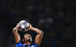 Denzel Dumfries, da Inter de Milão, cobra arremesso lateral na final da Champions contra o Manchester City