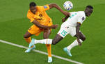 Denzel Dumfries (esq), da Holanda, disputa a bola com Krepin Diatta, do Senegal