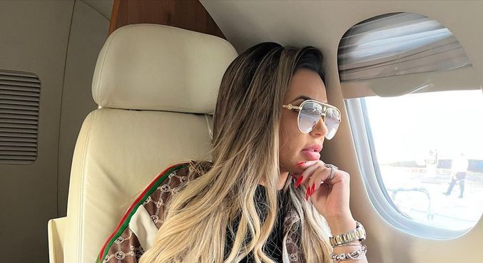 Deolane fica irritada com fãs que pedem dinheiro
