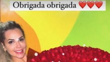 Deolane Bezerra recebe flores e web desconfia: 'Ela que mandou'  