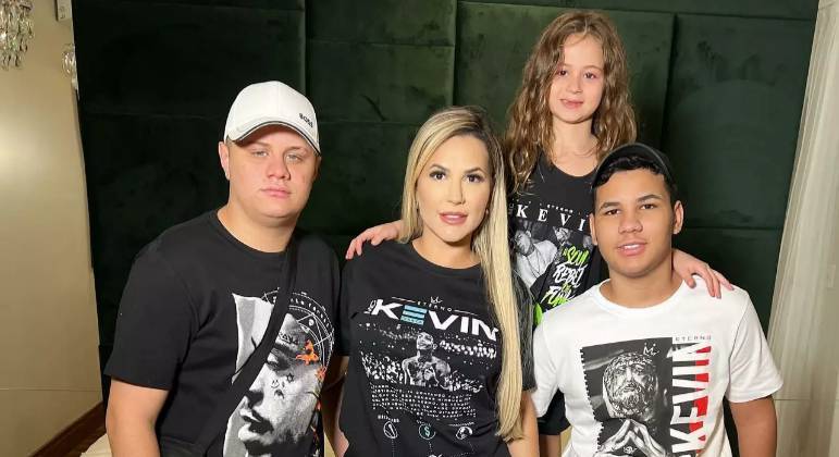 Deolane Bezerra ao lado dos três filhos, com camisetas em homenagem a MC Kevin