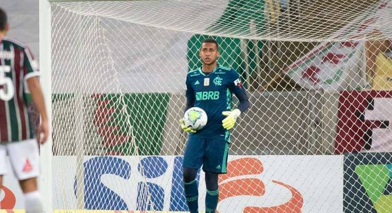 Depois de César, foi a vez de Gabriel Batista deixar o Flamengo. O goleiro foi emprestado ao Sampaio Corrêa até o fim desta temporada. Como o contrato do jogador é válido até dezembro de 2022, ele não deve voltar a defender o Fla.