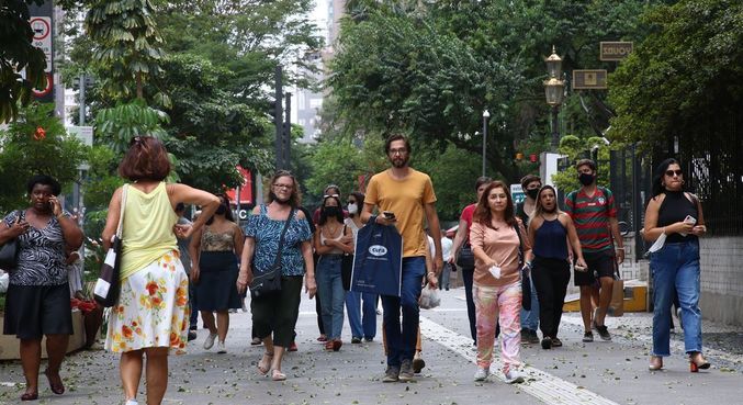 Depois de liberação, poucos continuam usando máscaras nas ruas do país