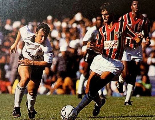 Depois de passar por Bangu, Palmeiras, São Paulo e voltar ao Guarani, ele chegou ao Corinthians em 1989. José Ferreira Neto foi o grande destaque do time nas campanhas dos primeiros títulos nacionais do Timão: o Brasileiro de 1990 e a Supercopa de 91. Para muitos, ele é o maior ídolo do clube. 