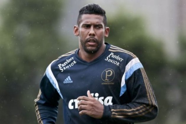 Depois de quatro anos no Santos, o goleiro Aranha fechou com o rival Palmeiras, mas não atuou o quanto gostaria. Ficou um ano no banco de reservas e atuou em apenas uma oportunidade em 2015.