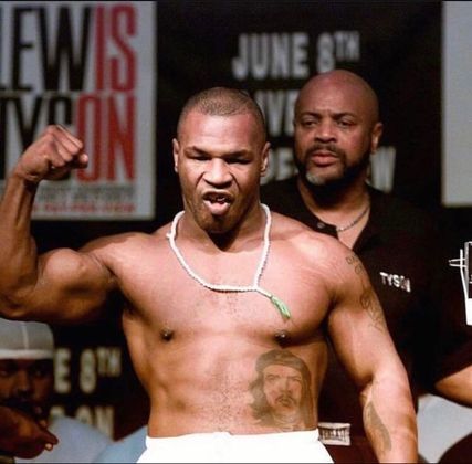 Depois de sair da cadeia e vencer algumas lutas, Tyson desafiou o campeão mundial Evander Holyfield para uma luta e acabou perdendo. A revanche só aconteceria em junho de 1997, no que ficou conhecido como “A Luta do Século”.