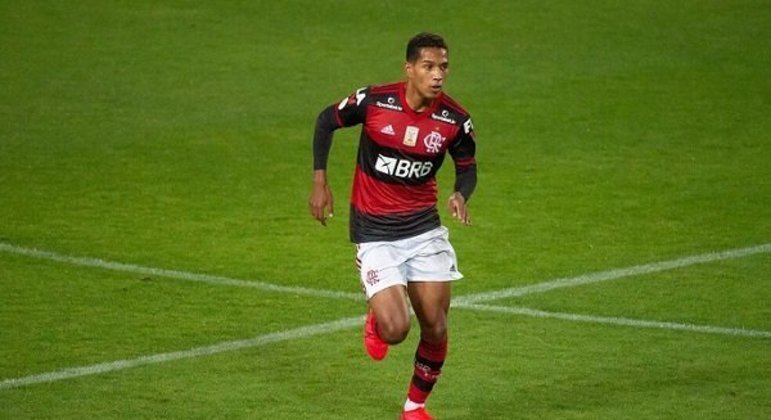 Depois de ter atuado por empréstimo pelo Cuiabá no Brasileirão 2021, João Lucas foi negociado ao Dourado em definitivo. Contratado pelo Rubro-Negro em 2019, o lateral realizou 19 jogos e marcou um gol, além de estar no elenco bicampeão do Brasileiro, campeão da Supercopa do Brasil, da Libertadores e Recopa Sul-Americana.