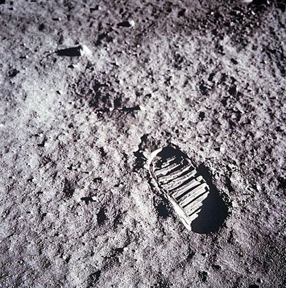 Depois dele, Buzz Aldrin fez o mesmo. Ele tinha 39 anos. A famosa foto da pegada na Lua é da marca que ele deixou com sua bota. 