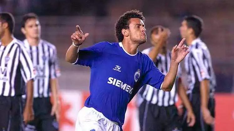 Depois do gol na Copinha, Fred subiu para o profissional do Coelho e se destacou no cenário mineiro. Assim, foi transferido para o Cruzeiro em 2004. Com a camisa da Raposa, foi consagrado como o maior artilheiro da Copa do Brasil em uma única edição, com 14 gols.