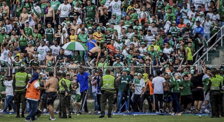 Torcedores do Deportivo Cali se revoltaram com derrota e invadiram campo para agredir técnico e jogadores
