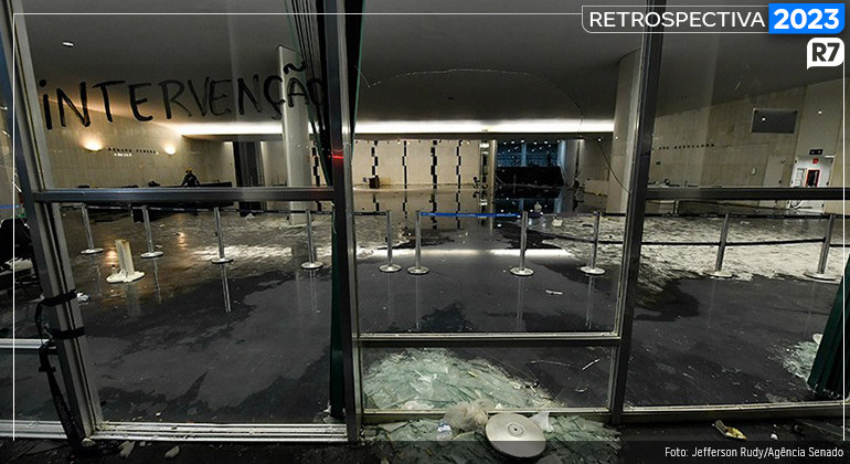 Na invasão do Planalto, vidraças foram quebradas e pichadas