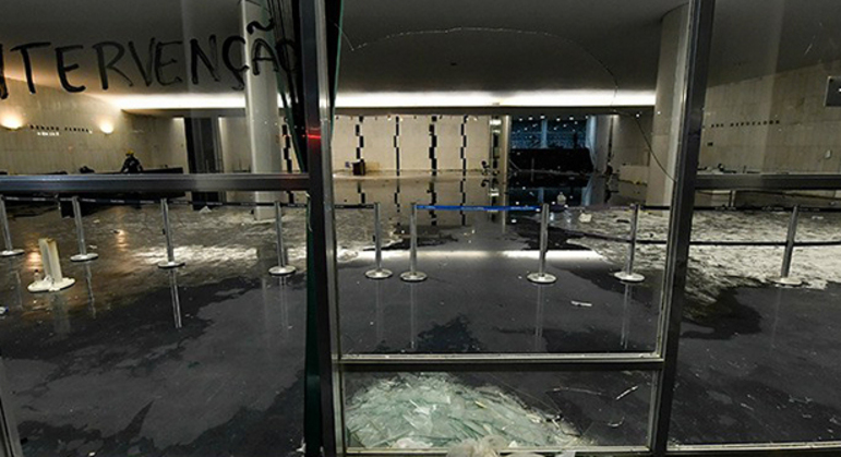 Na invasão do Planalto, vidraças foram quebradas e pichadas