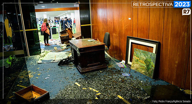 O Salão Azul, do Senado, teve obras de arte danificadas e móveis destruídos&nbsp;