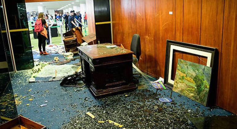O Salão Azul, do Senado, teve obras de arte danificadas e móveis destruídos 