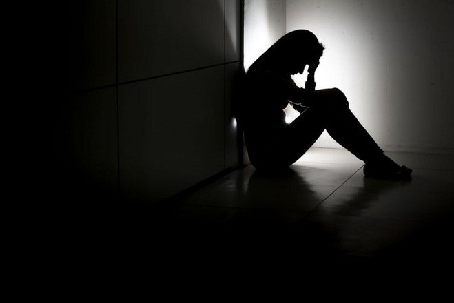 Depressão: os sintomas são desmotivação, tristeza sem motivo, desinteresse pela vida, alteração no apetite e sono, irritação e cansaço. A psiquiatra Carolina Hanna, do Hospital Sírio-Libanês, explica que a depressão tem mais de uma causa que envolve fatores comportamentais com o desequilíbrio de neurotransmissores, como a serotonina, que regula o humor, e a dopamina, responsável pela sensação de bem-estar. O diagnóstico é feito pelo psiquiatra e o tratamento engloba terapia e medicamentos, podendo ser utilizados de maneira conjunta ou não*Estagiária do R7 sob supervisão de Deborah Giannini Depressão: os sintomas são desmotivação, tristeza sem motivo, desinteresse pela vida, alteração no apetite e sono, irritação e cansaço. A psiquiatra Carolina Hanna, do Hospital Sírio-Libanês, explica que a depressão tem mais de uma causa que envolve fatores comportamentais com o desequilíbrio de neurotransmissores, como a serotonina, que regula o humor, e a dopamina, responsável pela sensação de bem-estar. O diagnóstico é feito pelo psiquiatra e o tratamento engloba terapia e medicamentos, podendo ser utilizados de maneira conjunta ou não*Estagiária do R7 sob supervisão de Deborah Giannini