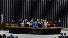 Congresso derruba veto de Bolsonaro à distribuição de absorventes 