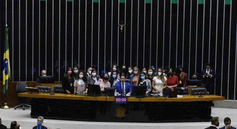 Deputadas no plenário da Câmara durante votação de vetos presidenciais