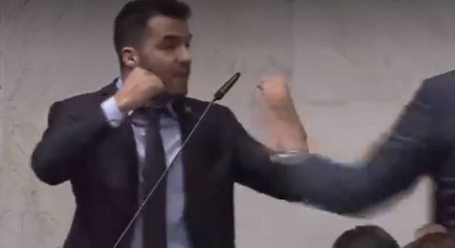 Deputados partem para agressão durante debate da Previdência