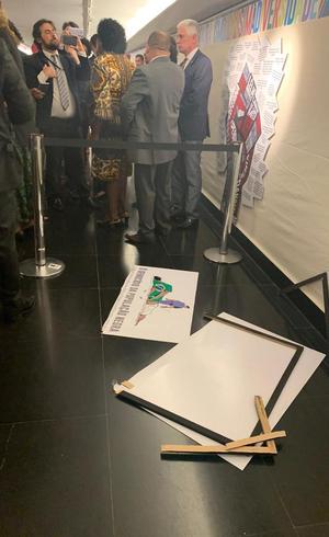A placa rasgada pelo deputado