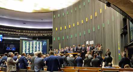 Deputados no plenário durante votação em 1º turno
