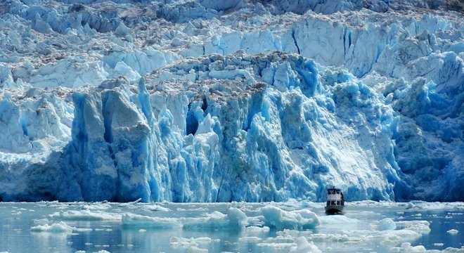 A maioria das geleiras em regiões temperadas do mundo e ao longo da península da Antártida está diminuindo