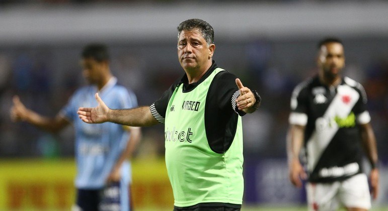 Técnico do Vasco Emílio Faro durante partida da Série B
