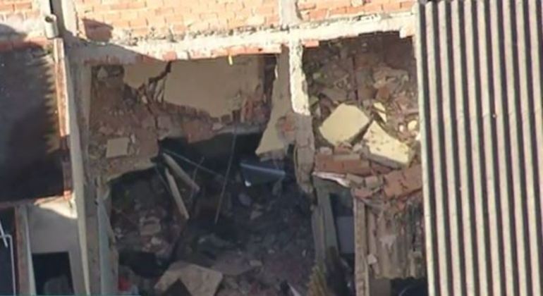 Casa desaba após explosão em Cidade A.E. Carvalho, na zona leste de SP