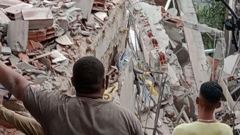 Prédio de três andares desaba e destrói duas casas em Salvador