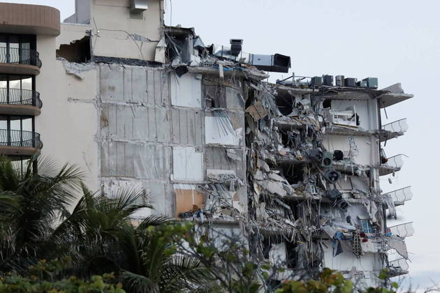 Nas fotos, é possível ver a dimensão dos estragos. Parte dos apartamentos ficou completamente exposta