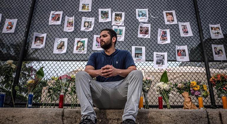 Um mural com fotos dos desaparecidos foi montado nas proximidades do prédio que desabou